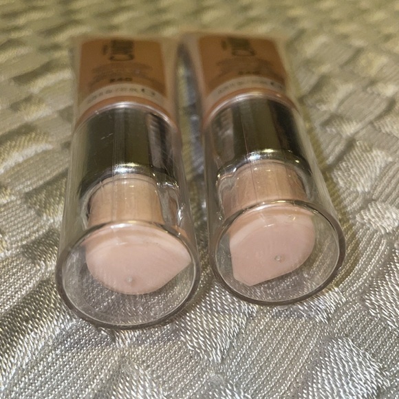 Revlon PhotoReady Candid Natural Finish Foundation - Picture 7 of 12